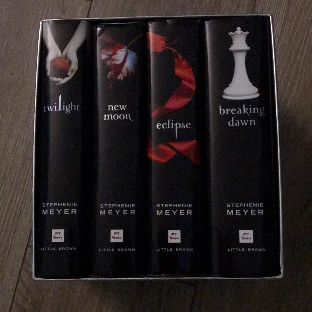 A Like-new bundle set of the Twilight Saga!